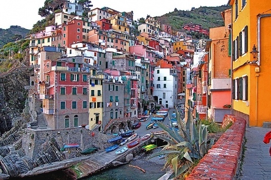 cinque terre, italy {colourful places & spaces} « plenty of colour #urbanism #architecture #italy