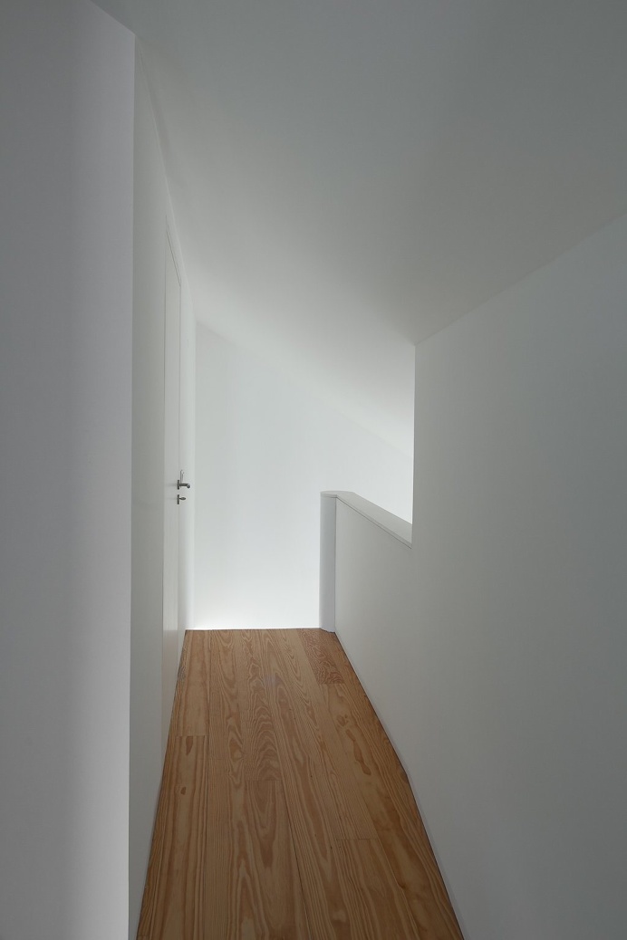 Two Houses in Largo do Trovador by Pitagoras Group. #pitagorasgroup #minimalism #hallway