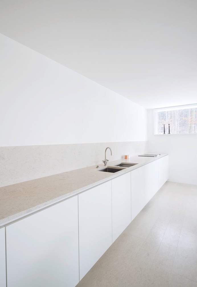 Long kitchen counter. House O by Philipp Mainzer. © Ingmar Kurth. #kitchen