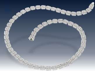 Kette: sehr dekoratives und außergewöhnliches Weißgold-Collier mit reichem Brillantbesatz, ca. 3,36ct