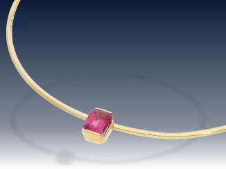 Kette/Collier: goldener, hochwertiger vintage Omega- Halsreif mit sehr schönem Farbstein-Anhänger, pinker Turmalin von ca. 5ct, vermutlich Brasilien