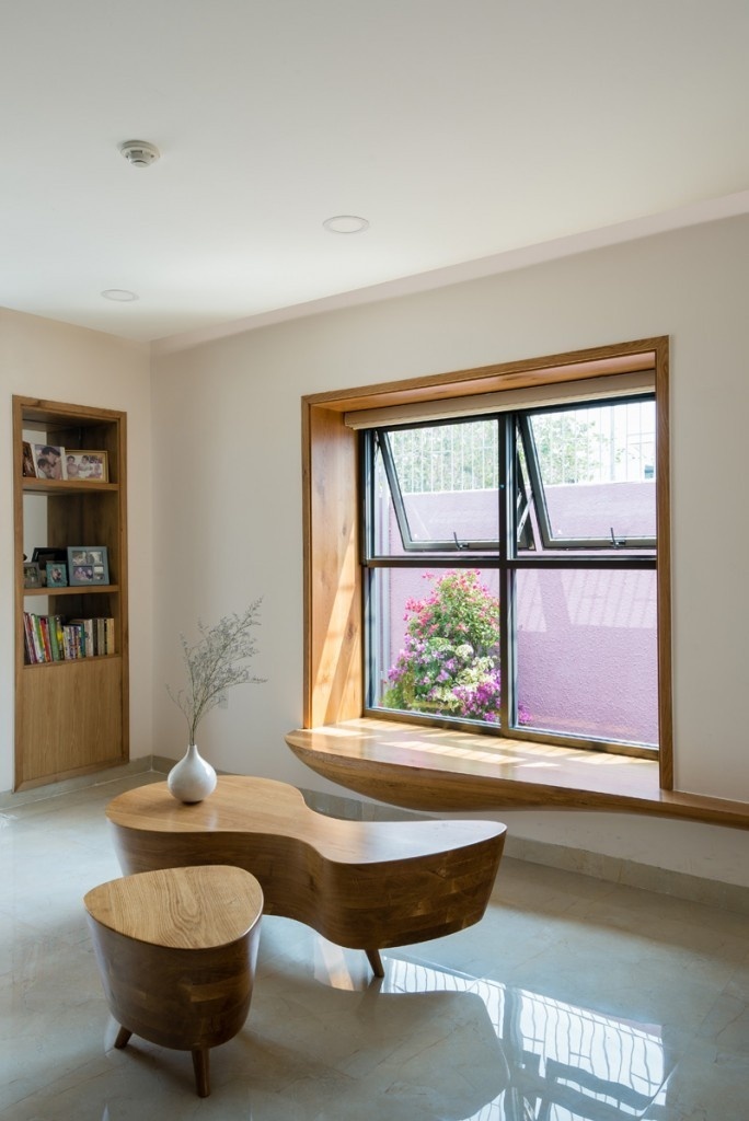 2H House: a luminous residence that encourages communication