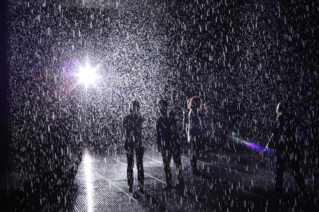 Exclusive Video: Take a Tour of MoMA's Rain Room | Motherboard #rain in a room installation