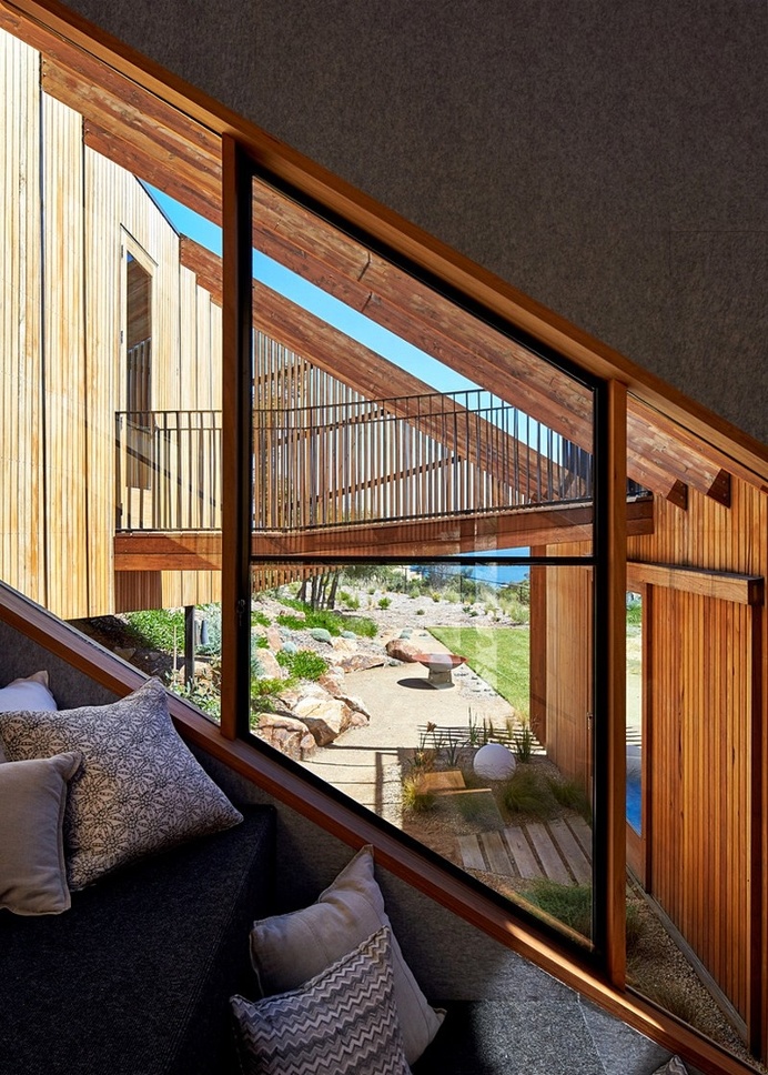 Split House – Two Volumes Linked by a Splayed Stair