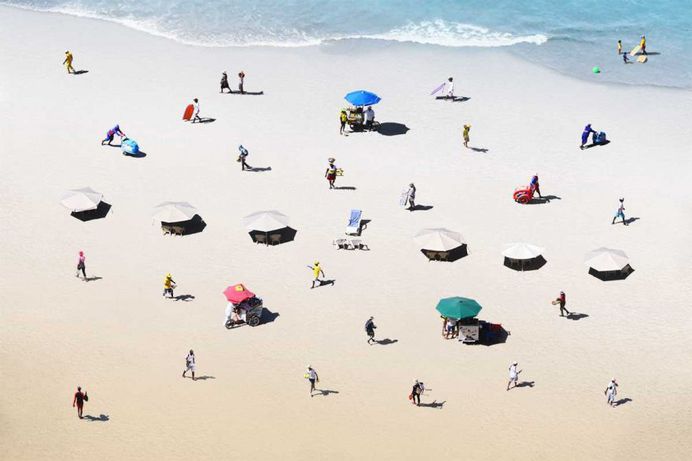 Walkers: Felipe Bedoya Documents Colombia’s Beach Vendors