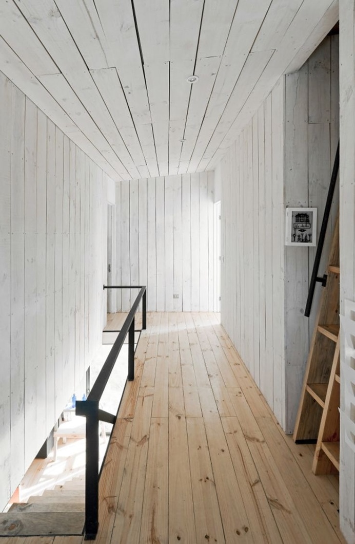Hallway with white wood panelling. Puccio House by WMR Arquitectos. Photo by Sergio Pirrone. #hallway #pucciohouse #wmrarquitectos