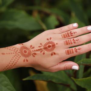 Pearl - back of hand henna design in nature setting Mihenna's back hand henna stencil delivers perfection in the form of a unique and intricate henna design. Our sticker stencils ensure you are as flawless as can be.