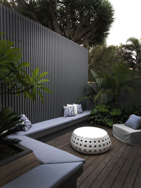 Vertical dark timber screen looks modern and laconic