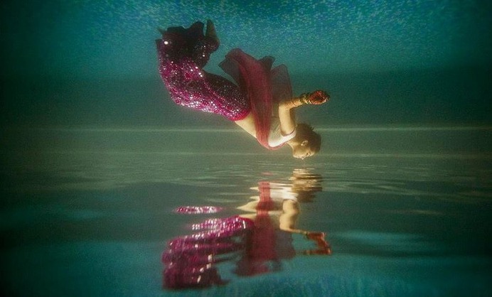 under water pre wedding photo shoot idea