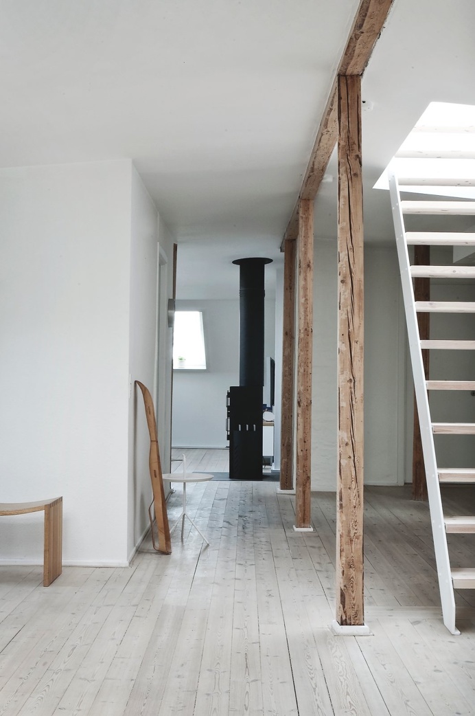 Wooden beams and columns. Fredgaard Penthouse by Norm.Architects. #normarchitects #minimal #beam #column #staircase