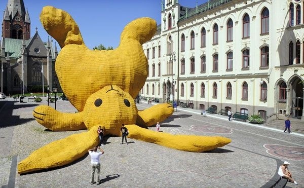 Florentijn Hofman #florentijn #yellow #hofman #art #rabbit #character