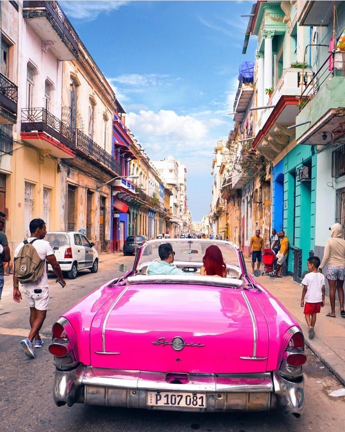 You're instantly taken back to the 50's when you visit Havana Cuba 🇨🇺 photo by: @brandonau