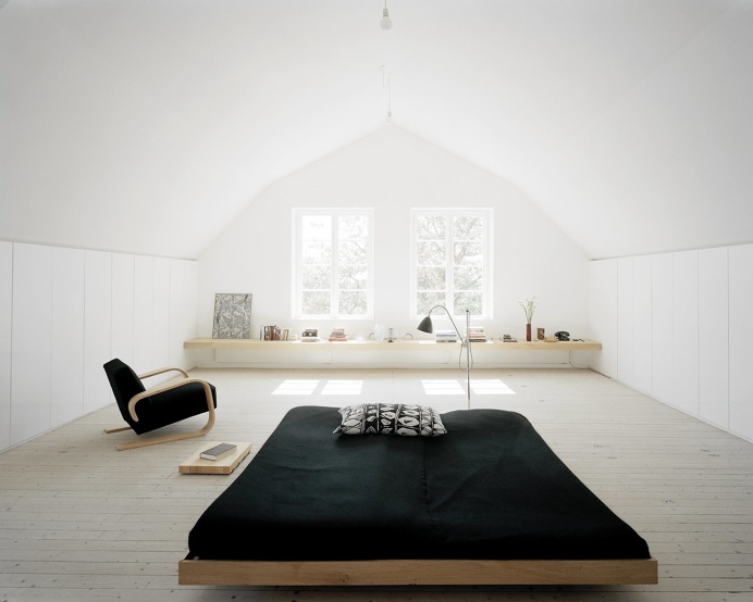 Bedroom with gambrel ceiling. Råman House by Claesson Koivisto Rune. © Lindman Photography. #bedroom #gambrel #plankfloor