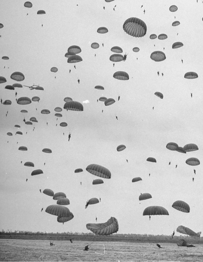 Google Reader (1000+) #blackwhite #parachutes #retro #photography #vintage #baloons