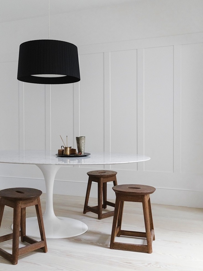 Dining area with Saarinen Oval Dining Table. Fulham House by Daniel Lee. #diningroom #minimal