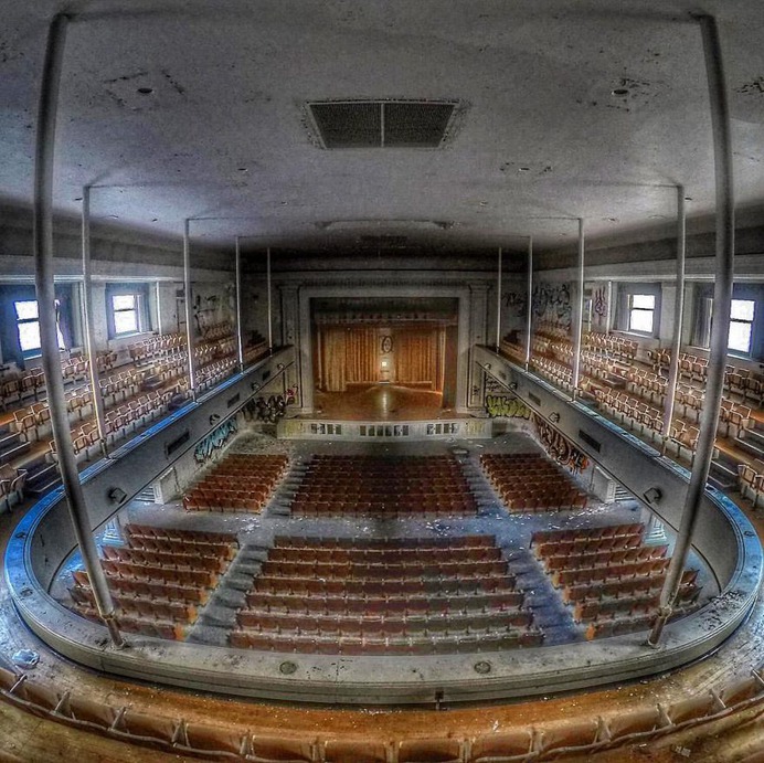 Abandoned America: Mesmerising Photographs of Decaying Buildings
