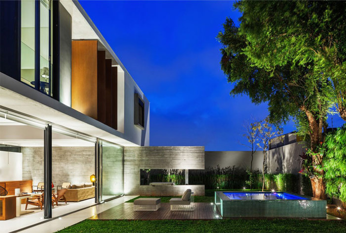 Residence made of concrete, glass, wood and steel