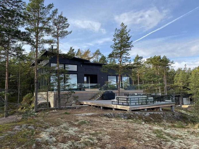 Pluspuu Holiday House in the Turku Archipelago on a Spectacular Cliff Plot