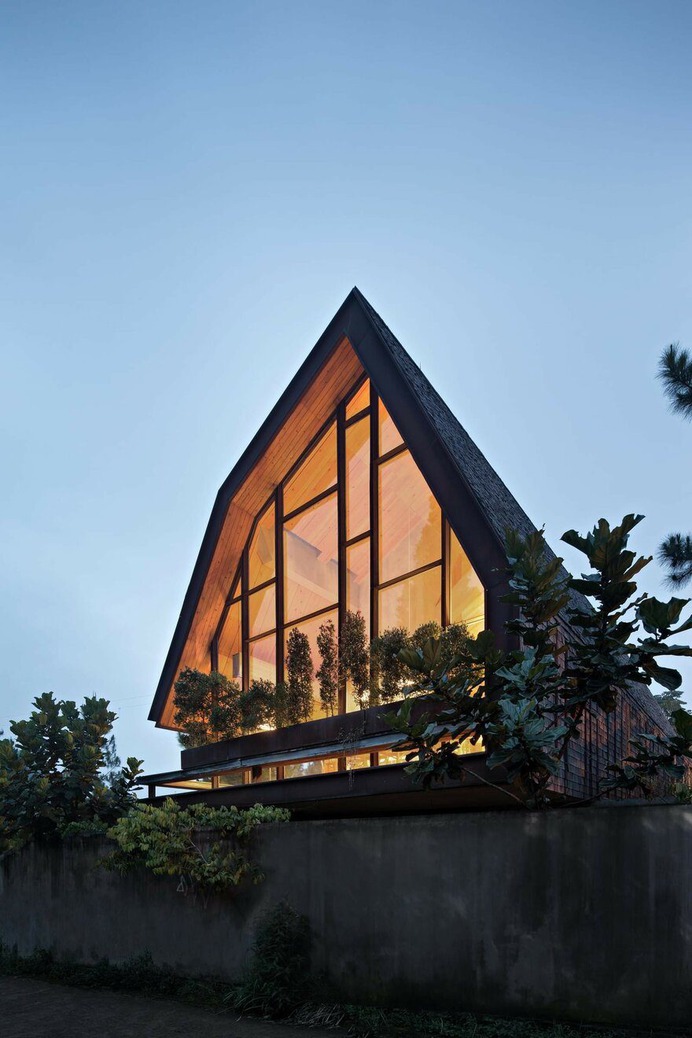EH Residence - Weekend Villa for a Mother and Her Children