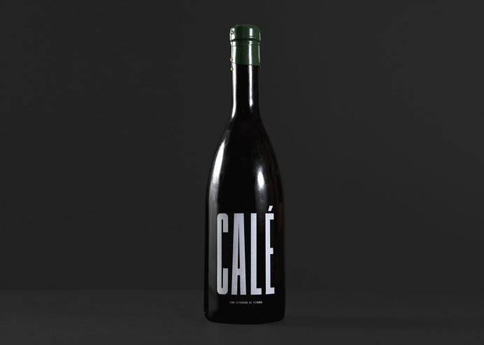 CALÉ is a small production of a "pitarra" style wine from Coria, province of Cáceres region of Extremadura, Spain. Calé is produced usin