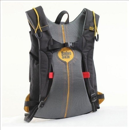This kevlar protection backpack is intended to protect people living in countries where personal safety is not a guarantee. #lifestyle #design #travel #product #industrial #protection #outdoor