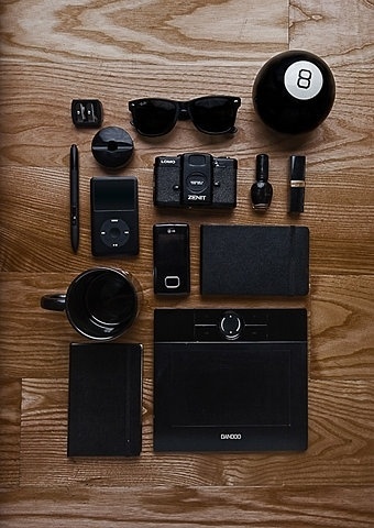 Things Organized Neatly #glasses #make #phone #ipod #wacom #camera #black #wood #up #moleskine #cup
