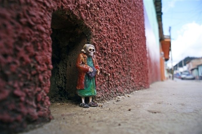 Artist Isaac Cordal Leaves Miniature Cement Skeletons on the Streets of Mexico street art sculpture miniature Mexico cement #tiny #skeleton #sculpture #humour #mexico #of #day #street #art #dead #miniature #macro