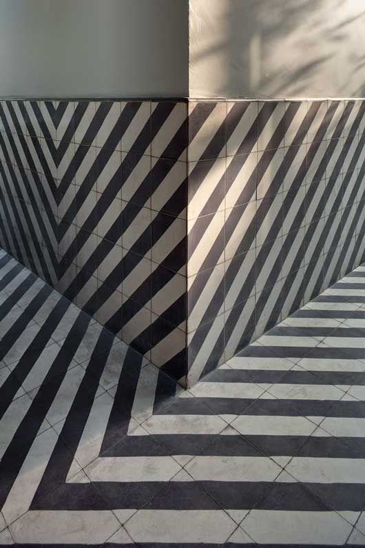 Incredible striped floor/half wall #wall #incredible #striped #floorhalf