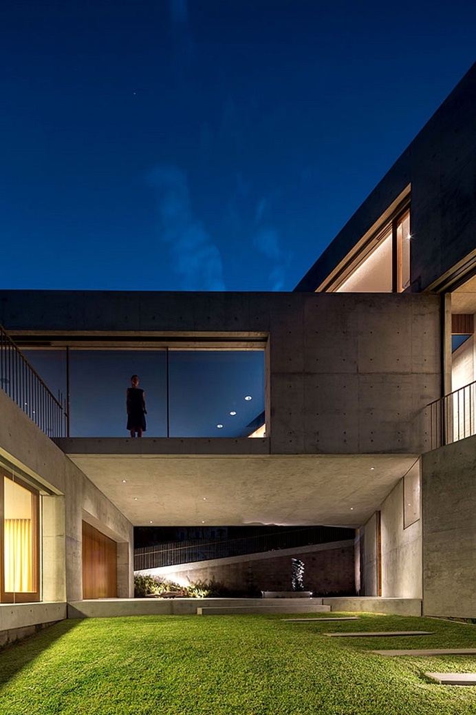 Balmoral Beach House – Concrete Sculptural Form Inspired by Brutalism
