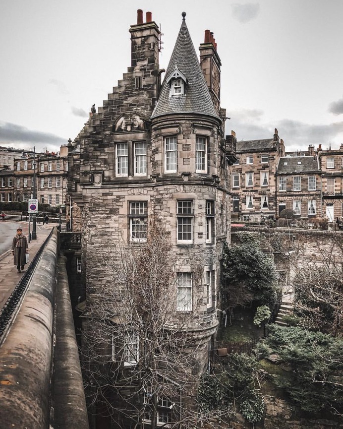 Spectacular Street Photos in Edinburgh by Ian G Black