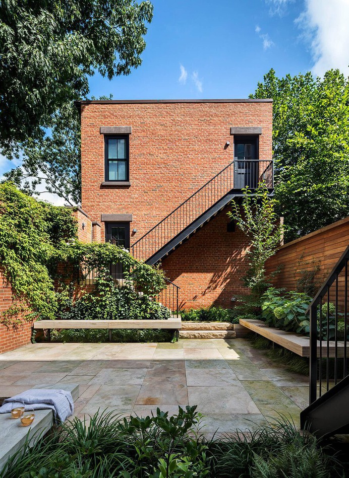 Cobble Hill Row House and Carriage House / CWB Architects