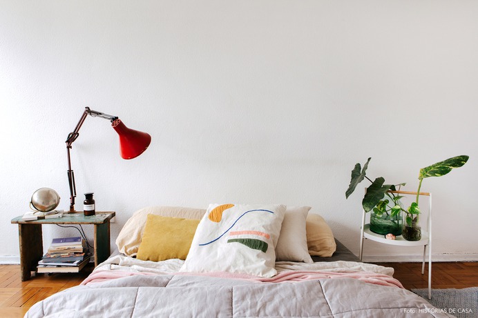Quarto de apartamento com cama no chão