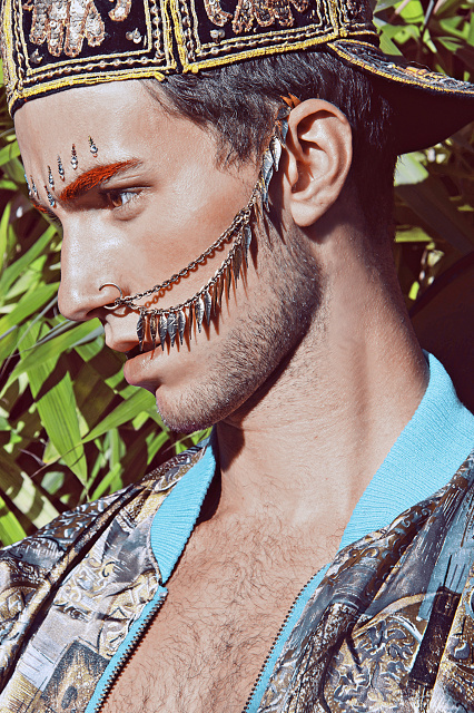 ELISE ROSE. | GOLD #styling #photo #eyebrow #jewellery #jewelry #gold #man #oriental