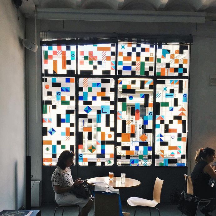 With the Club of Drawing in the Cce, the installation made by Mundial lives and fights 💪🏻 #vsco #vscocam #cce #window #display #design #colors #lunch #igersuruguay #uruguay # españa #cultura