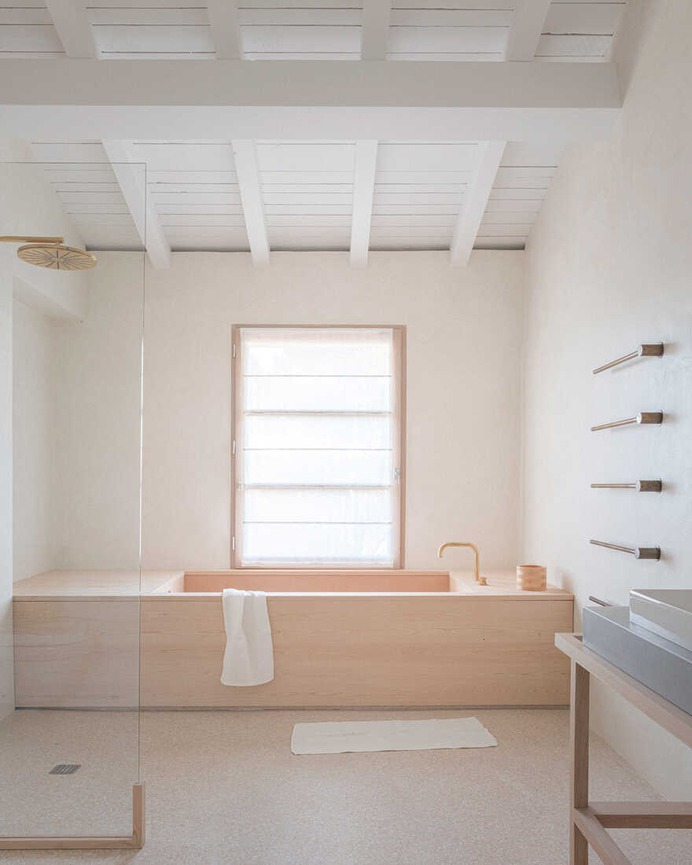 bathroom / Extra Medium