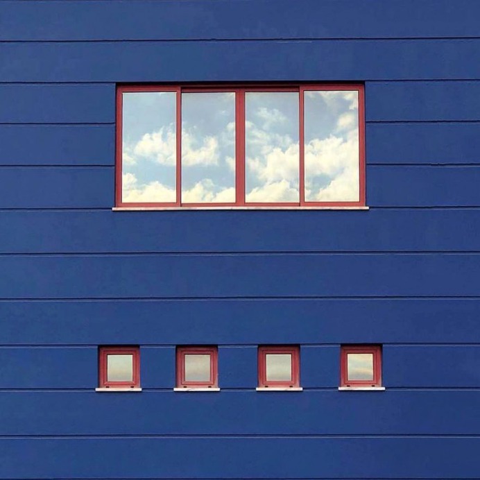 Minimalist and Colorful iPhone Street Photography by Luisa Berger