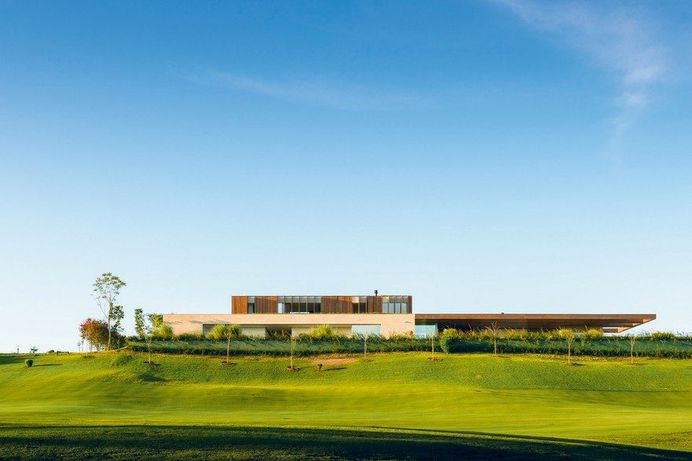 Modern Summerhouse Near Sao Paulo by Studio Arthur Casas 17