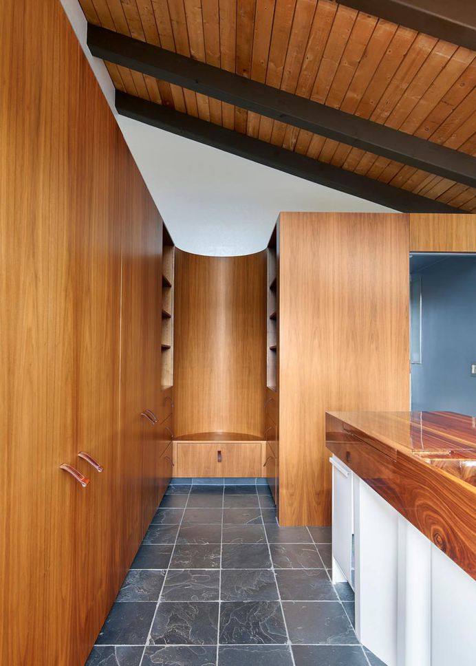 Californian Farmhouse Renovated Using a Mixture of Fir, White Oak, and Walnut 11