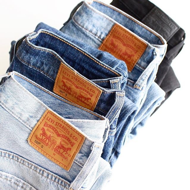 Bon si vous n'êtes pas devant les enfoirés ce soir, vous pouvez aller lire mon nouvel article. On y parle jeans LA pièce incontournable de mon dressing ✌🏻 Et oui j'ai clairement une marque favorite, et vous quelle est votre marque préférée ? Beau week-end ✨ . #levis #ootd #outfit #jeans #levis501 #levisjeans #love #denim #jeansaddict #501 #blue #fashion