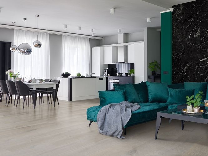 Salon w połączeniu z kuchnią i jadalnią w otoczeniu marmuru

Luksusowy salon, w połączeniu z kuchnią i jadalnią, wykończony płytą ścienną odzwierciedlającą marmur, to wyjątkowe wnętrze. Urządzone w taki sposób, aby zapewnić maksymalny komfort, a jednocześnie zachowując wyrafinowany i luksusowy wygląd. To idealne miejsce do relaksu, spotkań towarzyskich i rodzinnych uroczystości.