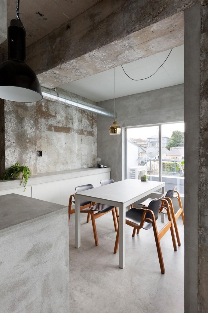 #Concrete #dinette. #RenovationInJiyugaoka by #AirhouseDesignOffice. Photo by #ToshiyukiYano. #diningroom #industrial