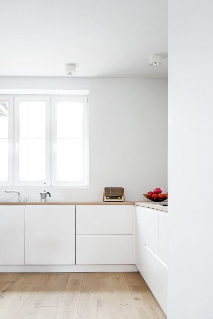 Bright contemporary kitchen. House in Pogodno 3 by Loft Kolasiński. © Karolina Bak. #kitchen #woodenfloor