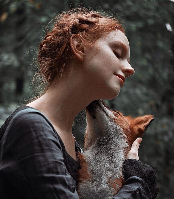 Marvelous Dreamlike Portraits Of Redheads With Red Foxes by Alexandra Bochkareva