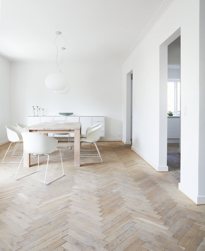 White dining room. Ordrup House by Norm.Architects. #diningroom #minimal #normarchitects