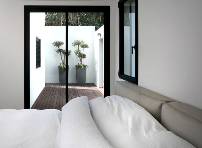 Semi-Detached House from the 1950's Remodeled by Amitzi Architects - InteriorZine