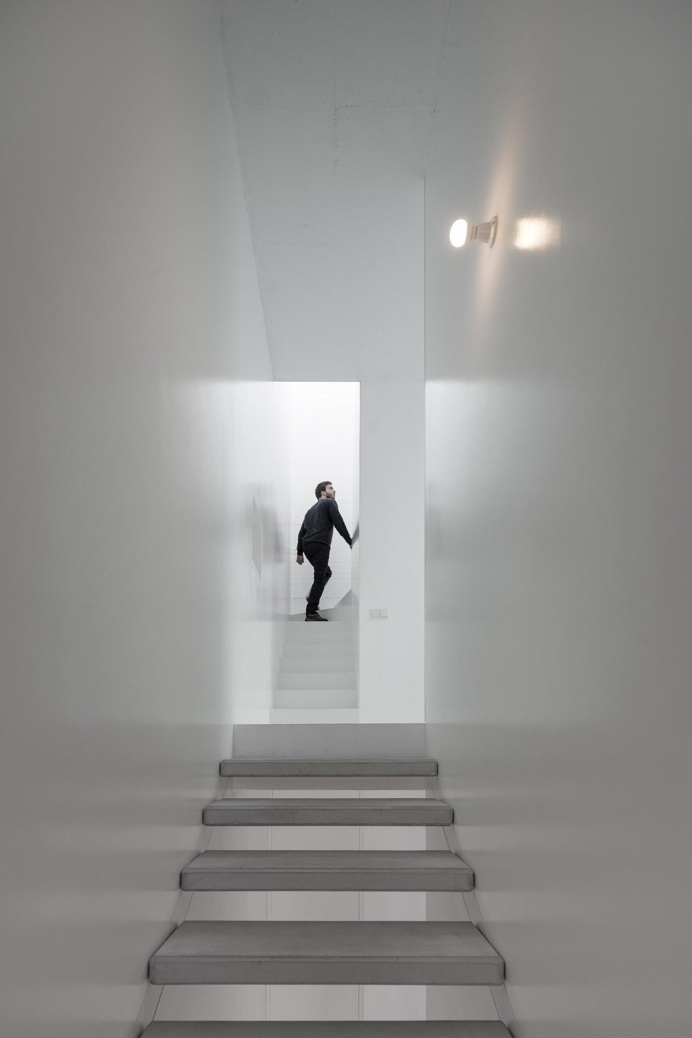 White stairwell. Casa Prazeres by José Adrião Arquitecto. © FG+SG. #stairwell #stairs #stairway