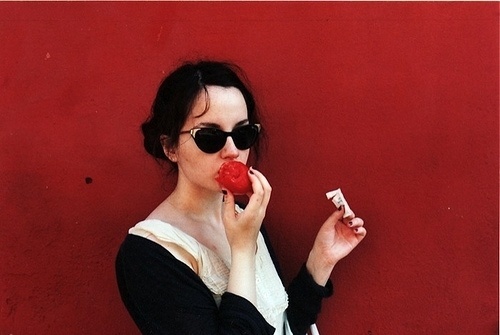 3254362086_b83513c332_z.jpg (JPEG Image, 640x429 pixels) #bright #red #girl #color #photograph