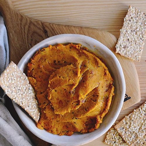 Pasta z pieczonej dyni i suszonych pomidorów z quinoa Lubisz domowe smarowidła? Pasta kanapkowa z pieczonej dyni z dodatkiem suszonych pomidorów i komosy ryżowej to prosta i zdrowa alternatywa dla sklepowych past.