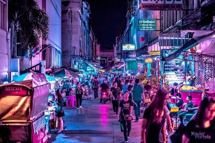 Bangkok Glow: Neon Street Photography by Xavier Portela