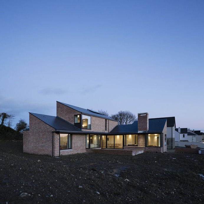L-shaped brick house / Scullion Architects